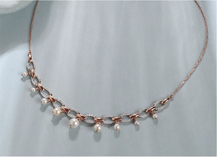 Glamorous Pearl & Diamond Necklace