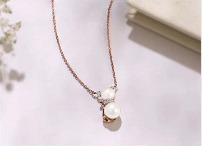 Timeless Elegance Pearl & diamond necklace